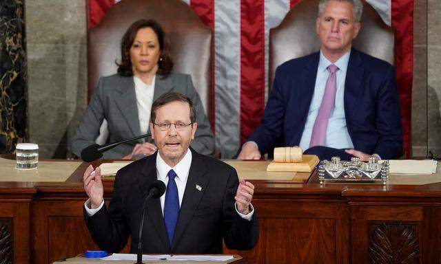 Vizepräsidentin Kamala Harris und Kevin Mccarthy, der Mr. Speaker, lauschen Jitzhak Herzog im Kongress.
