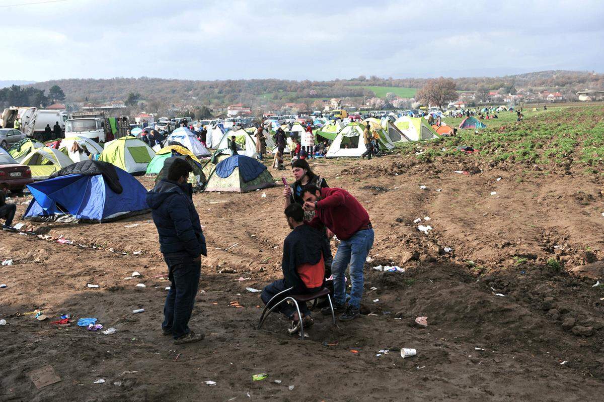 Hilfsorganisationen warnen unterdessen, dass der Balkan zunehmend zu einer Pufferzone in der Flüchtlingskrise werde, in die viele Menschen abgeschoben werden.