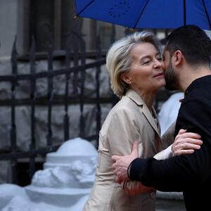 Ursula von der Leyen reiste nach Kiew und sprach mit Präsident Selenskij unter anderem über den Weg zu einem möglichen EU-Beitritt.