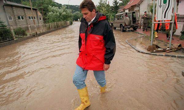 Bundeskanzler Viktor Klima (SPÖ) rückte hingegen lieber alleine aus - wenn auch nicht weniger mediengerecht: mit Gummistiefeln zum Hochwassereinsatz.
