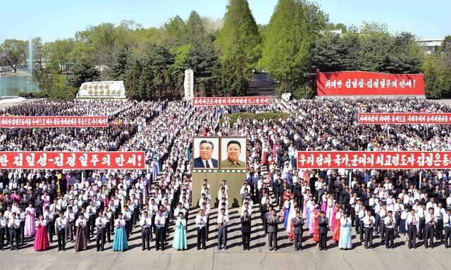 Nordkoreanische Feierlichkeiten zum Tag der Arbeit. Diktator Kim droht mit einem neuen Test von Kernwaffen und warnt die USA vor einem Atomkrieg. Das neue US-Raketenabwehrsystem in Südkorea spitzt die Krise weiter zu. 