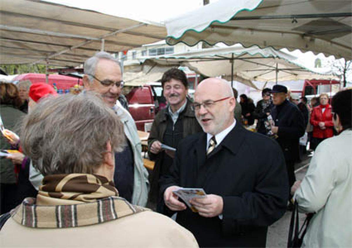 Das Publikum auf dem Wochenmarkt gehört hauptsächlich zur älteren Generation, und hier kommt Gehring offenbar nicht schlecht an. Viele wünschen ihm „Alles Gute“....