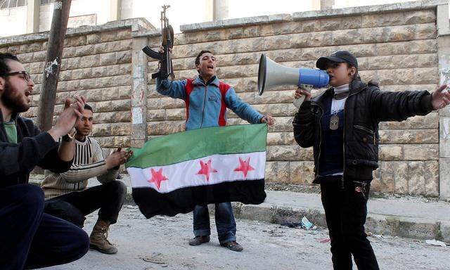 Kämpfer der "Freien Syrischen Armee" protestieren gegen Assad