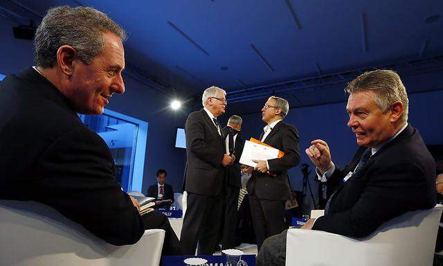 Froman, US Trade Representative and European Union Trade Commissioner De Gucht attend a session at the World Economic Forum (WEF) in Davos