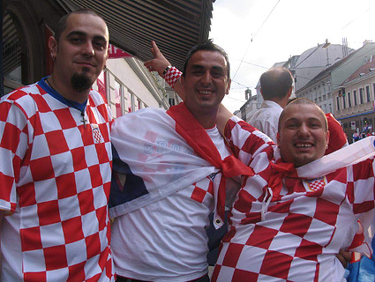 Vier Minuten nach Spielbeginn: das 1:0 für Kroatien wird in ausgelassener Stimmung gefeiert.