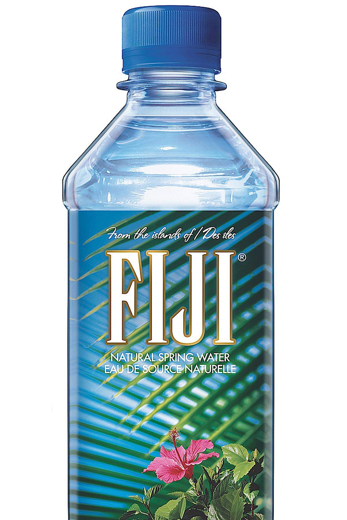 Das "Fiji Water", das in einer Arteserquelle auf der größten Insel "Viti Levu" der Fiji-Inseln entspringt, hat sich weltweit zu einem Trend-Accessoire etabliert. Mittels eines besonderen Verfahrens wird bis zum Öffnen der Flasche der Kontakt mit der Atmosphäre verhindert.  Preis: 0,5 Liter 2,09 Euro