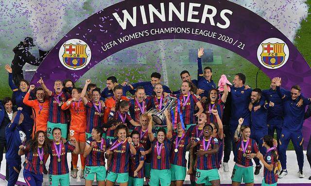 Barcelona feiert mit Pokal