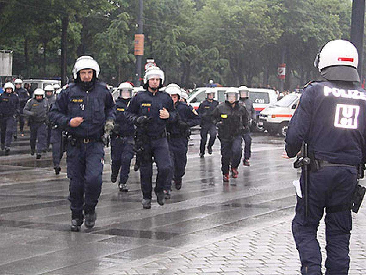 Wien, 14. Mai 2009: Hunderte Polizisten rücken aus, Teile der Innenstadt werden großräumig abgesperrt. Grund sind eine Demonstration gegen ein Islam-Zentrum in Brigittenau und eine Gegendemonstration. Es werden Zusammenstöße befürchtet. Text und Bilder von Maria Kronbichler