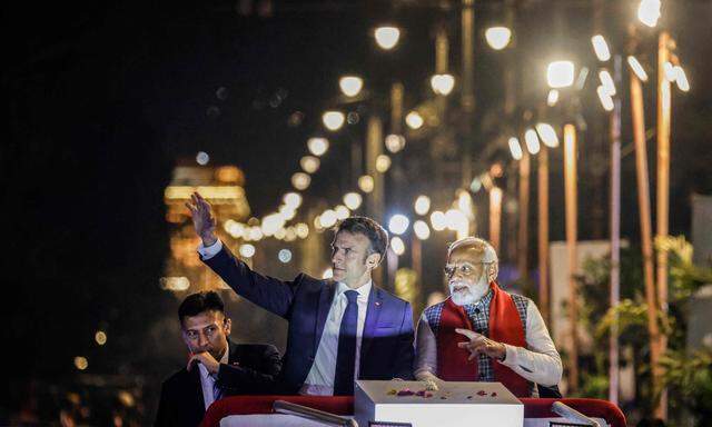 Frankreichs Präsident Macron erhielt während seines Indien-Besuchs eine Hiobsbotschaft aus Paris. 
