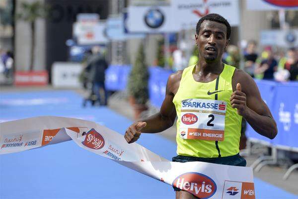 2015 gewinnt der Äthiopier Sisay Lemma in einer Zeit von 2:07:31 Stunden im Alleingang mit dem größten Vorsprung in der Geschichte des Wien-Marathons. Erst mit 4:43 Minuten Rückstand kommt der Kenianer Duncan Koech ins Ziel.