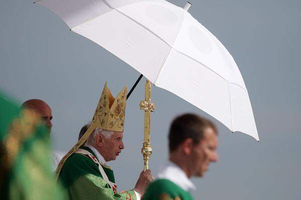 Am letzten Tag seines Besuchs hat Papst Benedikt XVI die katholische Kirche in Deutschland zur Umkehr und Erneuerung aufgerufen. "Christliches Leben muss stets neu an Christus Maß nehmen", sagte Benedikt in seiner Predigt vor 100.000 Gläubigen bei einem Gottesdienst in Freiburg.