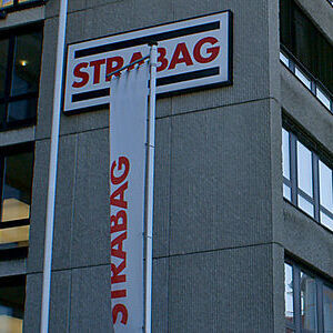 ATOMGEGNER DEMONSTRIEREN VOR STRABAG NIEDERLAï¿½UNG IN LINZ