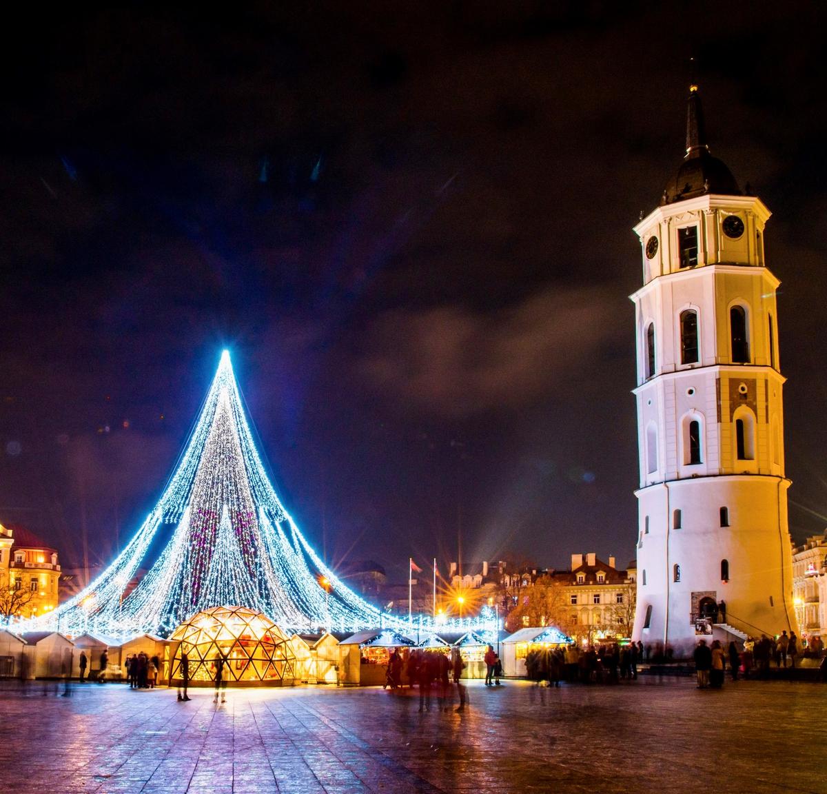 Der Weihnachtsmarkt am Kathedralenplatz lockt mit Glühwein und kulinarischen Köstlichkeiten.