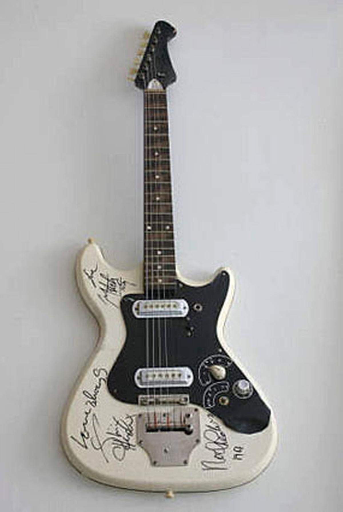 Ein Highlight ist eine handsignierte Gitarre von Jimi Hendrix aus 1967.  Im Bild: Handsignierte Gitarre von Jimi Hendrix, 1967