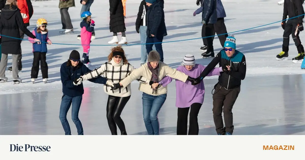 Mitten-auf-dem-Eislaufplatz-Der-Ballsaal-an-der-frischen-Luft-premium-