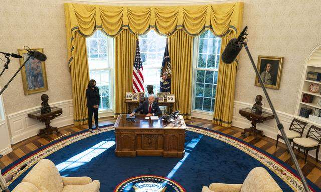 Joe Biden und Vizepräsidentin Kamala Harris im Oval Office des Weißen Hauses. Seit dem 20. Jänner haben sie keine Zeit verloren, ihre Agenda umzusetzen.