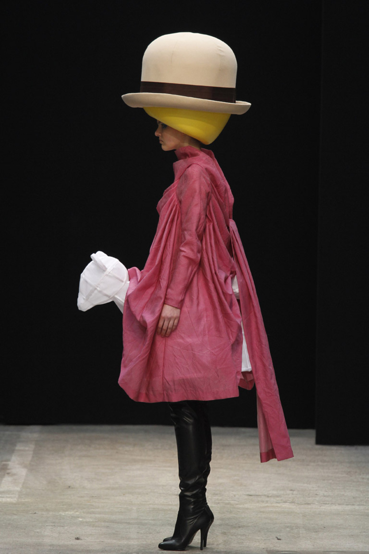 Diese Dame tritt an, um Walter van Beirendoncks Motto „Love = War on Hate“ zu beherzigen.