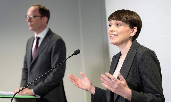 Andreas Ottenschläger (ÖVP) und Sigrid Maurer (Grüne) bei der Präsentation des Entwurfs für ein neues Parteiengesetz.