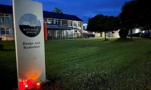 Kerzen vor der Schule in Hessen. Eine Lehrerin wurde bei der Todesfahrt getötet, mehrere Schüler verletzt. 
