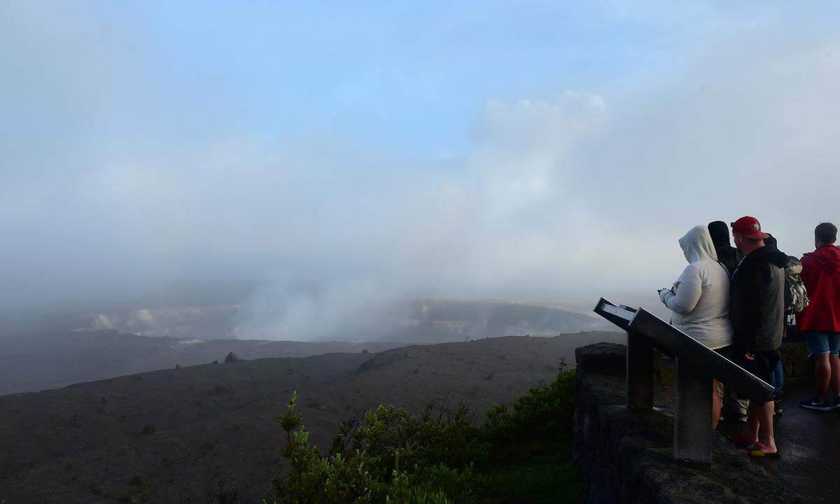 Brechen die für Hawaii typischen Schildvulkane aus, kann Lava nicht nur aus dem Krater fließen, sondern auch durch unterirdische Risse an anderen Stellen an die Oberfläche treten.