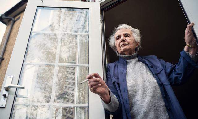 Wurde im Dezember 1943 ins KZ Auschwitz deportiert, wo sie im sogenannten Mädchenorchester Cello spielte: Anita Lasker-Wallfisch.