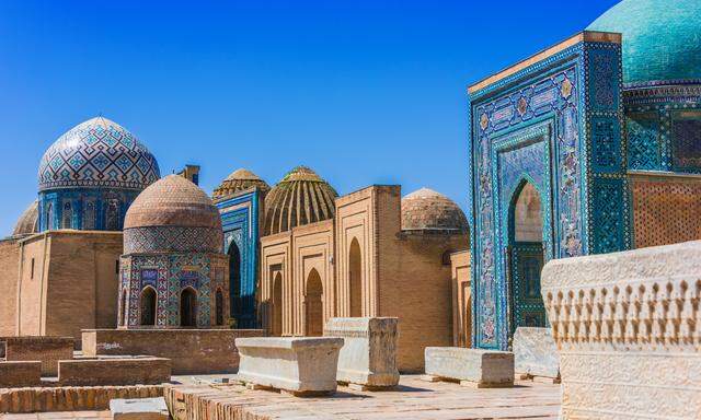 Die Shahi-Zinda-Nekropole in Samarkand, eines der Heiligtümer des muslimischen Orients, ist ein Denkmalensemble mit blau glänzenden Kuppeln und eleganten Bauwerken. Die historische Stätte aus verschiedenen Epochen umfasst heute vierzig Gräber und über 20 Mausoleen.