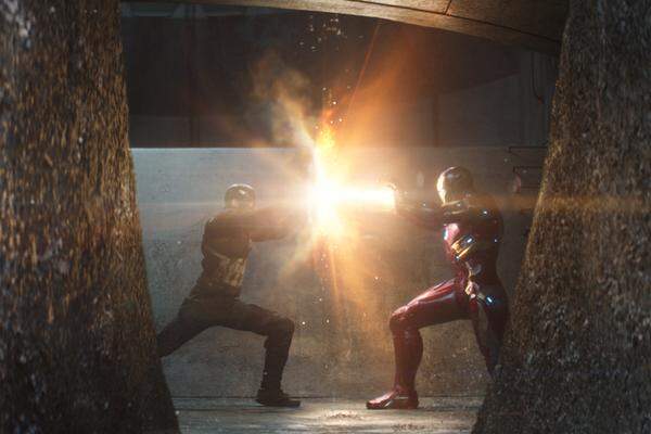 Das "Marvel Cinematic Universe" startet mit "Captain America: Civil War" in seine dritte Phase, und wie. Wer etwas Marvel-Vorwissen mit in den Kinosaal bringt, darf sich freuen, denn Anthony und Joe Russo ist mit "Civil War" eine exzellente Comicverfilmung gelungen. In der ersten Hälfte wird - doch wesentlich stringenter als in "Batman v Superman" - die Entstehung der Zwietracht zweier Superhelden erzählt. Wie schon im vorigen, Thriller'esken "Captain America"-Film "The Winter Soldier" (ebenfalls von den Russo-Brüdern inszeniert) steht auch hier - vor allem in der ersten Hälfte - der Faktor Realismus/Logik (sofern bei Comicfilmen möglich) im Fokus.