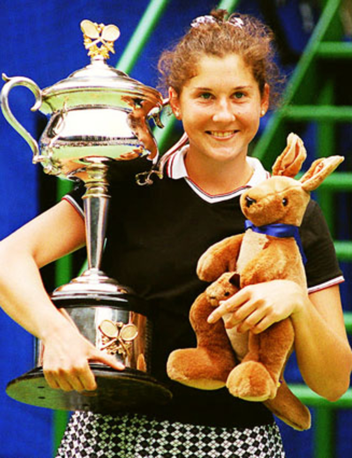 Anfang der 90er Jahre duellierte sich Seles mit Steffi Graf regelmäßig um die Spitze der Tenniswelt. 1993 kam der Schock: Am 30. April stach ihr beim Turnier in Hamburg ein psychisch gestörte Graf-Fan in den Rücken. Zwei Jahre konnte die gebürtige Jugoslawin kein Spiel bestreiten. 1995 gewann Seles bereits wieder die Canadian Open, 1996 feierte sie bei dem Australian Open ihren neunten Sieg bei einem Grand-Slam-Turnier.