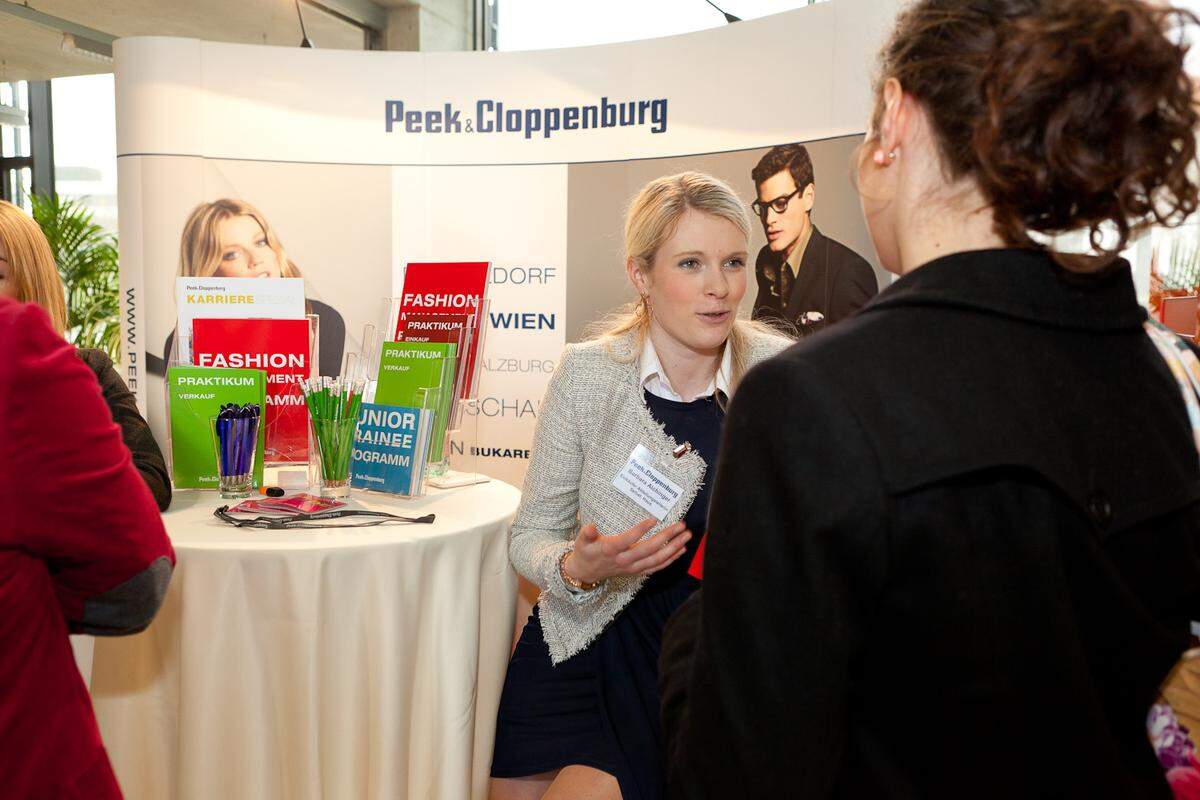 Barbara Aichberger, Peek &amp; Cloppenburg, im Gespräch mit einer Studentin