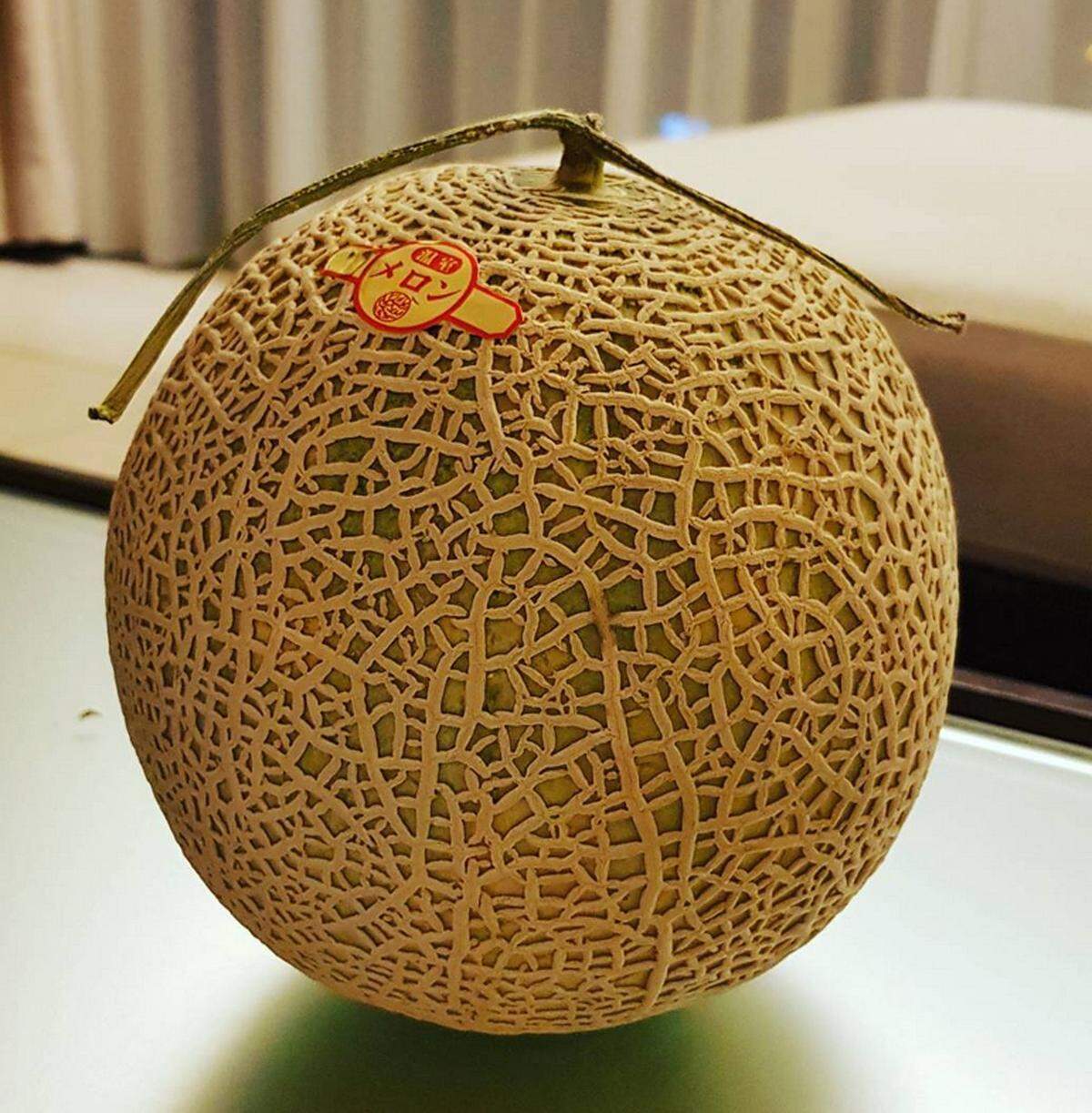 Die Yubari Melone ist das Ergebnis aus der Kreuzung zweier Netzmelonen. Sie werden auf den Hokkaido Inseln angebaut und gelten als absolutes Luxusprodukt. Die Schale muss glatt und gleichmäßig sein, ein Stück vom Stiel wird mit Scheren in Form geschnitten. 2016 wurden zwei Melonen für 24.200 Euro versteigert.