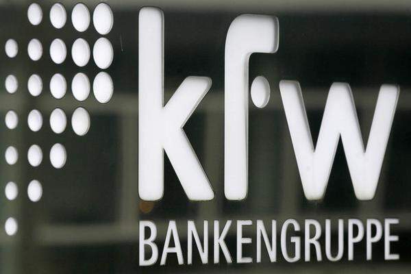 Allein die staatliche deutsche Förderbank KfW hat bisher Kredite über 8,4 Milliarden Euro an Griechenland ausgezahlt. Allerdings stellte die KfW klar: Dies sei Teil der deutschen Griechenland-Hilfen, für die der Bund eine Garantieerklärung übermittelte. Die Förderbank rechnet damit, 2011 in drei weiteren Tranchen Kreditbürgschaften im Volumen von 7 bis 8 Milliarden Euro an Griechenland auszuzahlen.