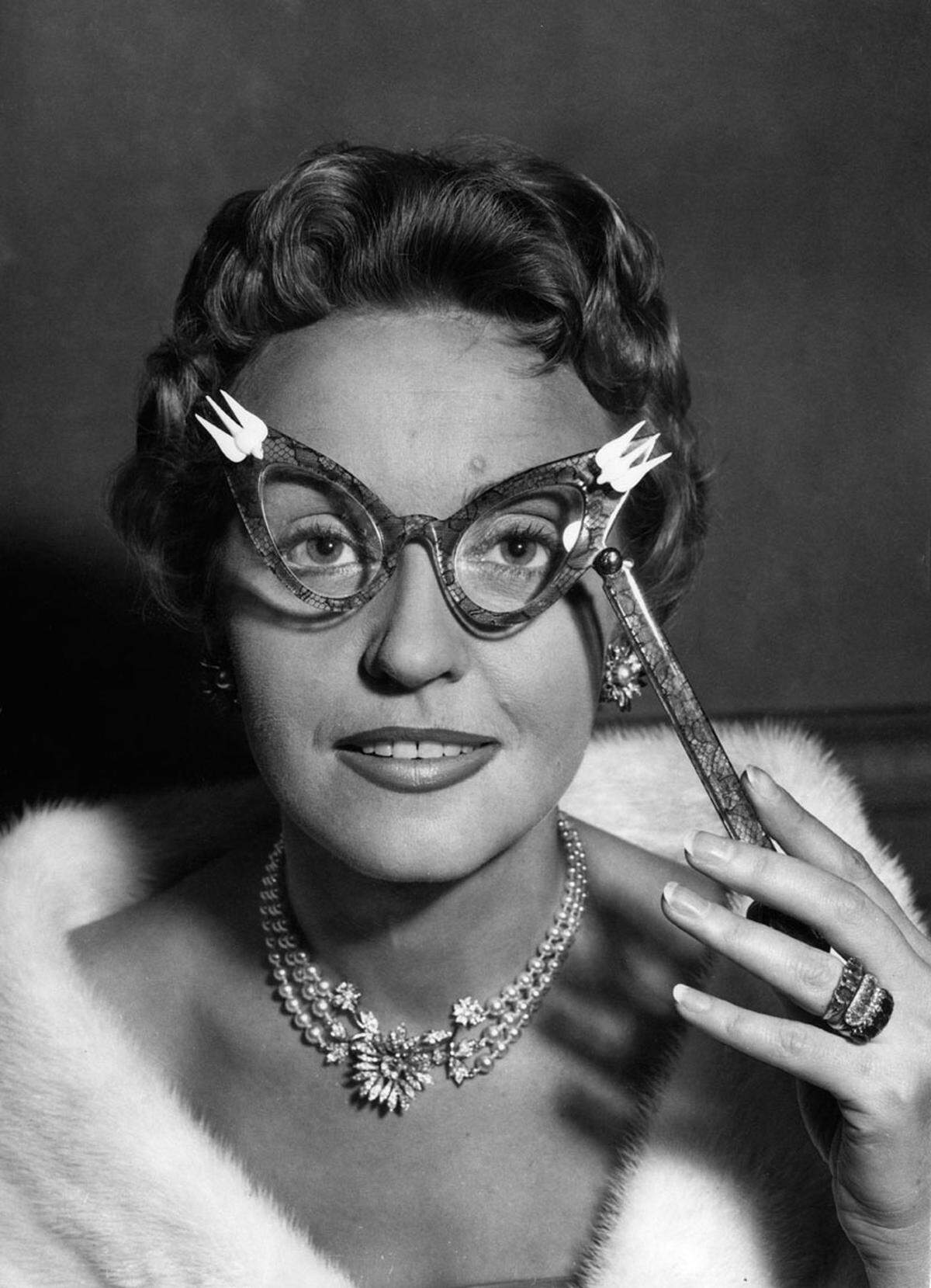 In den kriegerischen 50er Jahren war jeder schräge Brillenentwurf willkommen. Cateye Brillen wurden allerdings gern von Bibliothekarinnen und Sekretärinnen getragen, die zum emanzipierten, arbeitenden Teil der weiblichen Bevölkerung zählten.