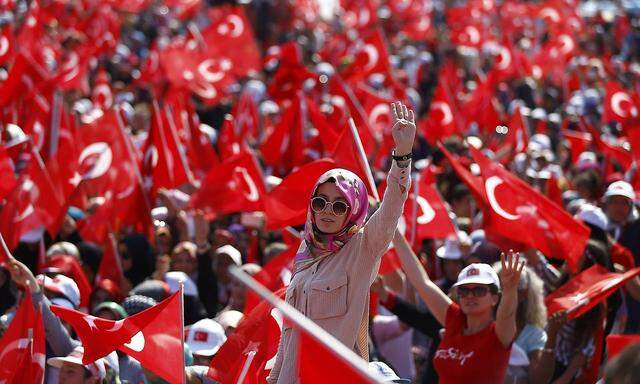 Eine AKP-Anhängerin bei einer Parteiveranstaltung.
