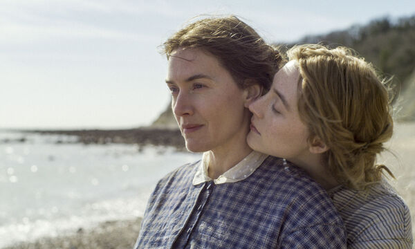 „Ammonite“ schildert die Annäherung zweier Frauen (Saoirse Ronan, Kate Winslet) im südenglischen Küstenort Lyme Regis im 19. Jahrhundert.  