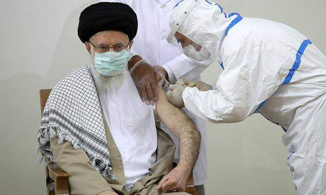 Auch der Oberste Führer des Iran, Ali Khamenei, ließ sich öffentlichkeitswirksam impfen - mit der iranischen Eigenentwicklung Coviran. Doch Impfstoff ist Mangelware im Land.