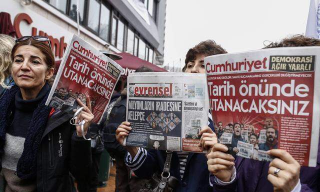 Türkische Journalisten der Zeitung „Cumhuriyet“ bei einer Demonstration für Medienfreiheit in Istanbul.