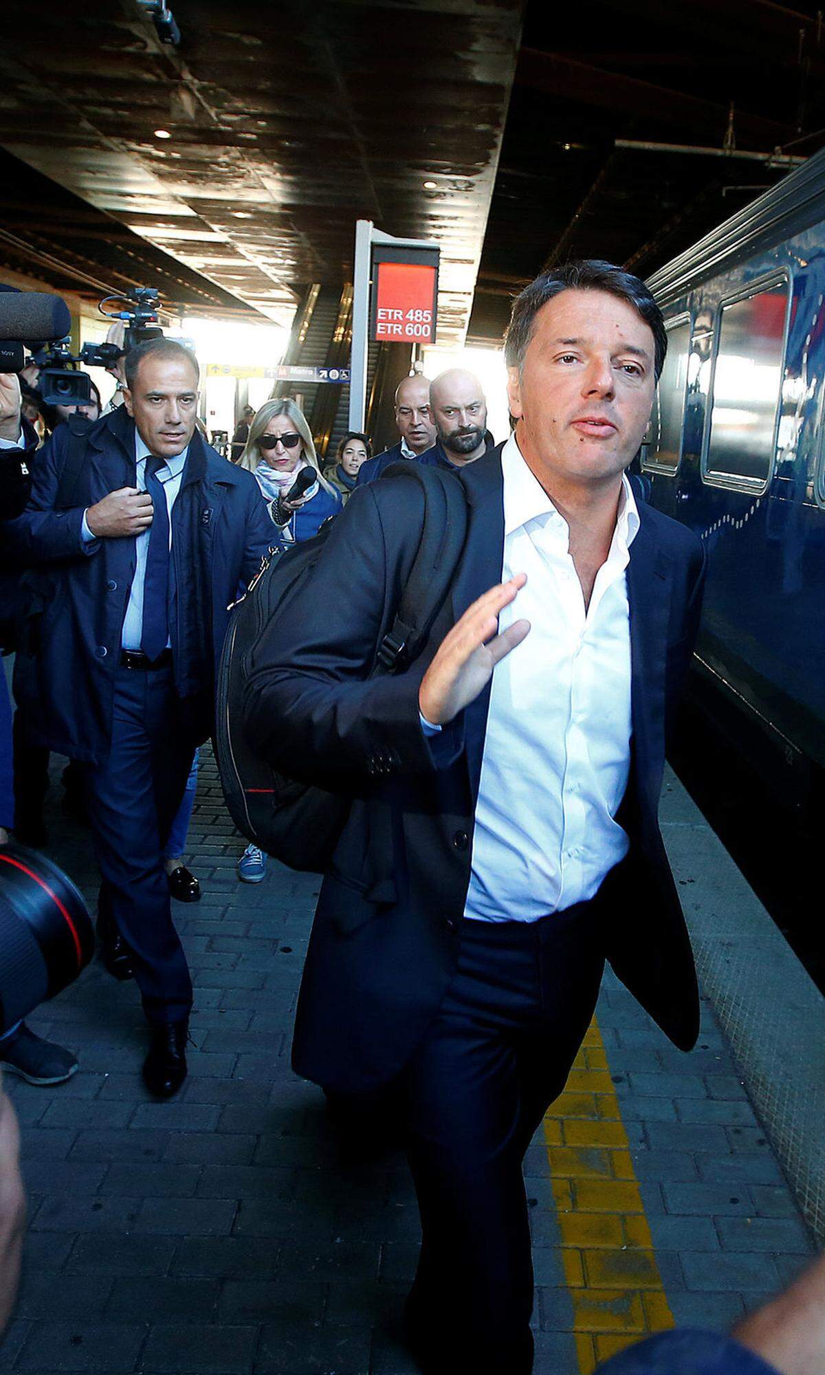 Partito Democratico (PD), die stärkste italienische Regierungspartei, hofft auf einen Sieg bei den Parlamentswahlen im Frühjahr. Der PD schickt Parteichef Matteo Renzi ins Rennen. Nach seinem Scheitern beim Verfassungsreferendum im Dezember 2016 und seinem Rücktritt vom Premieramt ist der 41-jährige Renzi nicht mehr der Dynamik und Optimismus versprühende Jungstar der italienischen Politik. Die PD kämpft mit der Konkurrenz der populistischen Fünf-Sterne-Bewegung, der ausländerfeindlichen Lega Nord sowie der Forza Italia um Ex-Premier Silvio Berlusconi. Die Renzi-Partei zahlt einen hohen Preis für die Spaltung des linken Lagers, die Politik der offenen Tore in punkto Einwanderung sowie für die fehlenden Resultate im Kampf gegen die Jugendarbeitslosigkeit, die bei mehr als 35 Prozent verharrt.