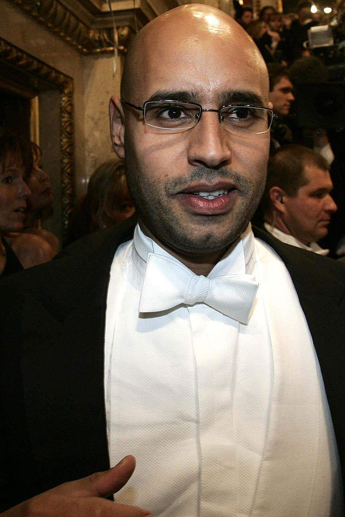 Saif al-Islam al-Gaddafi (geboren 1972) ist der bekannteste Sohn. Sein Vorname wird mit "Schwert des Islams" übersetzt. Saif Gaddafi galt im Westen lange Zeit als moderater Reformer und Wunsch-Nachfolger auf Muammar al-Gaddafi. Er studierte auch in Österreich und pflegte eine Freundschaft mit Jörg Haider. Während des Umsturzes kämpfte er an der Seite seines Vaters. Im November 2011 wurde er in as-Sintan im Westen Libyens festgenommen. Bis heute ist er dort in Haft. Im Frühjahr begann das erste Gerichtsverfahren gegen ihn.