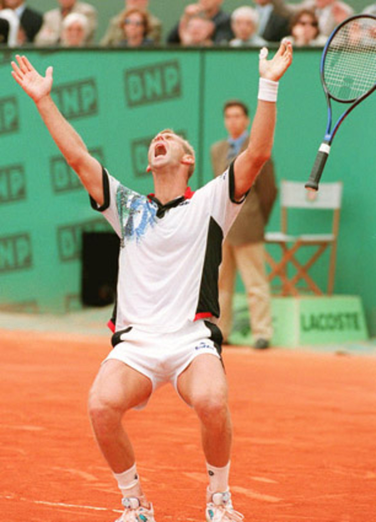 1989 erreichte der fünffache Turniersieger das Habfinale von Key Biscayne. Kurz danach wurde er aber von einem betrunkenen Autofahrer angefahren. Bei Muster riss im Knie alles, was reißen konnte. Nur ein Jahr später feierte er willensstarke Steirer eines der größten Comebacks der Tennisgeschichte: Turniersiege in Monte Carlo und Rom waren nur der Anfang: 1995 gewann er als erster und bis heute einziger Österreicher ein Grand-Slam-Turnier (French Open), 1996 verbrachte er sechs Wochen an der Spitze der Weltrangliste.