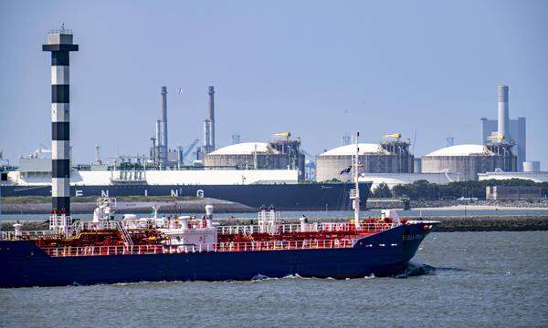 LNG-Importterminal Tanks für flüssiges Erdgas im Seehafen von Rotterdam.