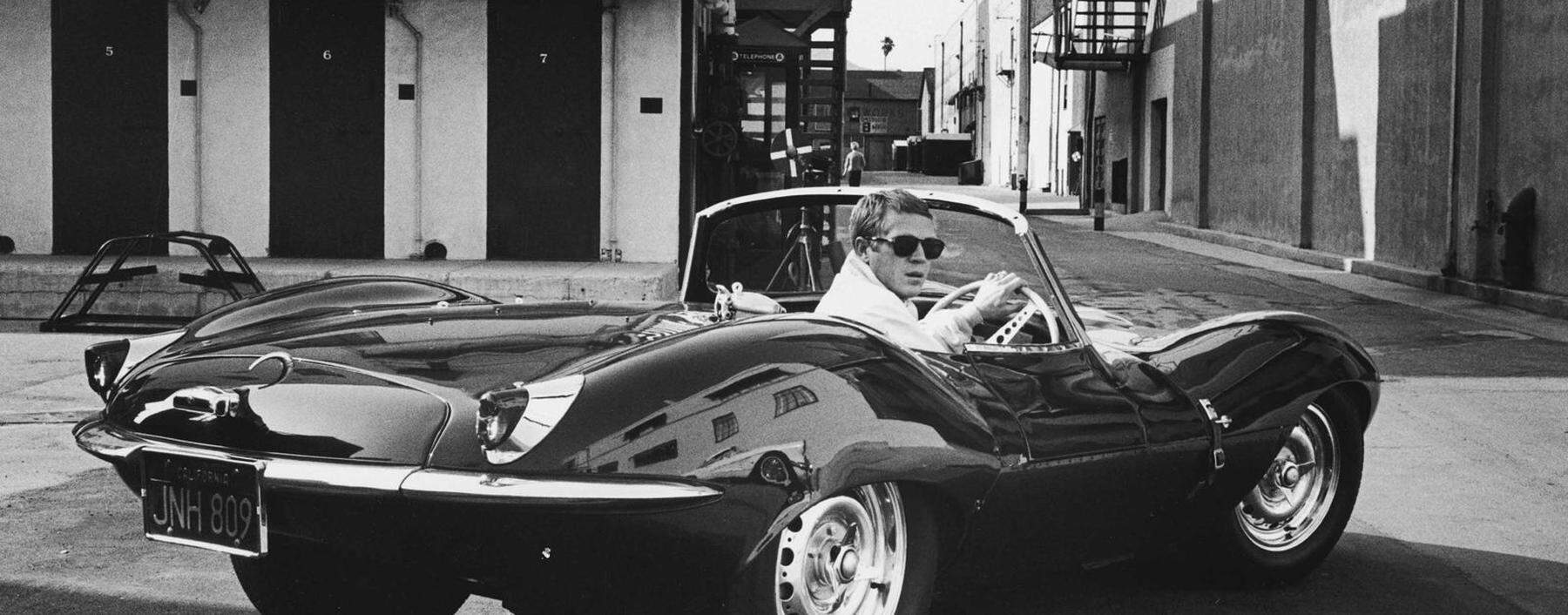 Cooler geht’s kaum: Steve McQueen verlässt das Set im 1957er Jaguar XKSS (Aufnahme von 1963). Das Auto ist eigentlich ein Fifties-Rennwagen (D-Type, Seriensieger in Le Mans), für die Straße umgerüstet. Nur 17 solcher Exemplare entstanden.