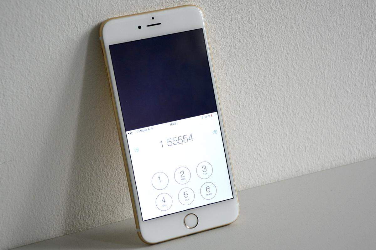 Wie wenig der Einhand-Modus von Apple durchdacht ist, zeigt sich etwa bei der Telefon-App. Die unteren Tasten werden nicht angezeigt und man muss während des Nummerwählens zwischen Vollbild und Einhand wechseln.