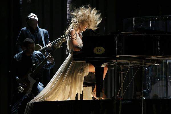 Die vierfach nominierte Taylor Swift ging leer aus. In den Vorjahren hatte der Country-Star zu den großen Gewinnern gehört, heuer bot sie zumindest eine expressive Performance.
