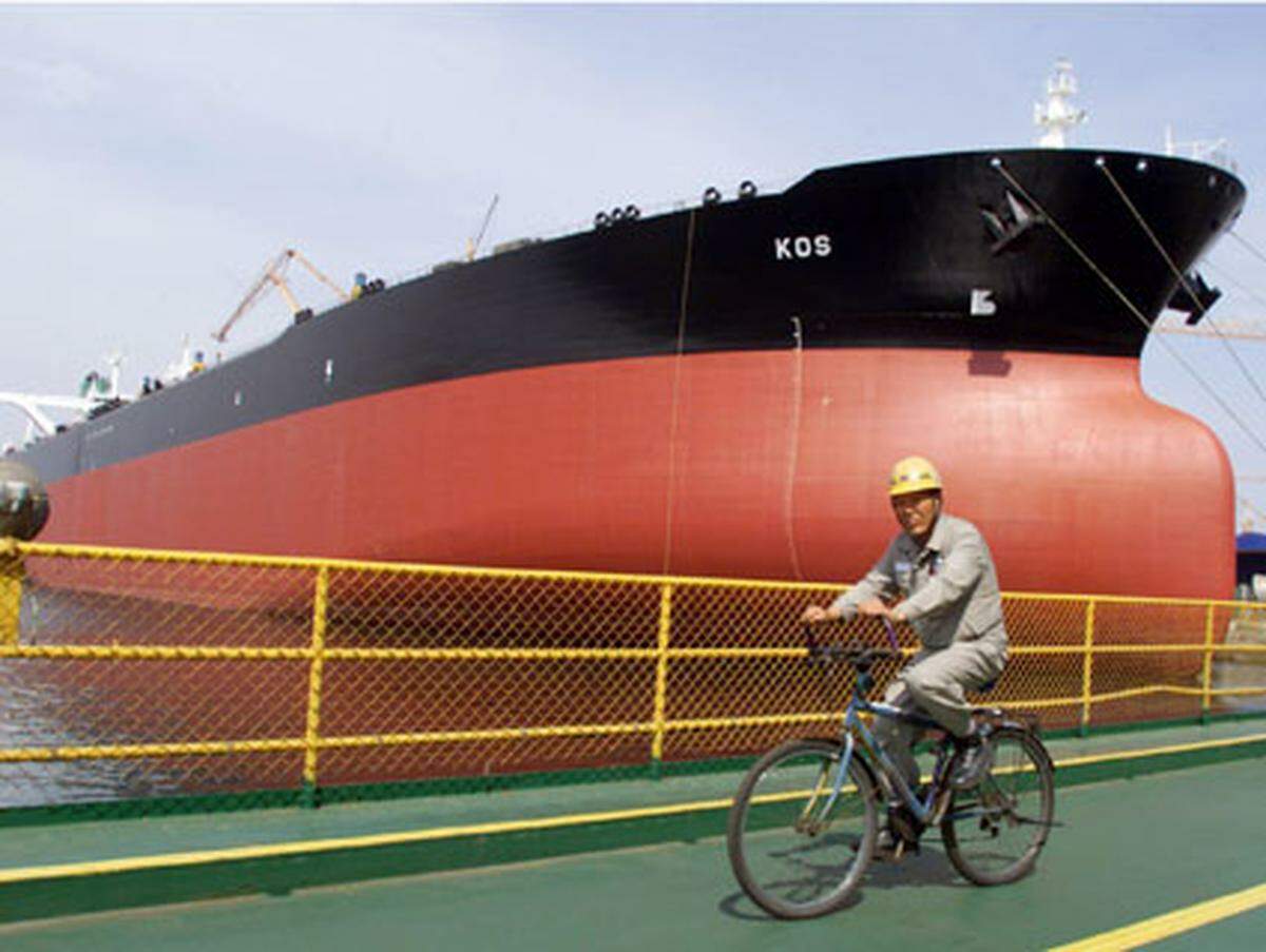 Das meiste wird aber auf Schiffe verladen, die so genannten VLCCs (Very Large Crude Carrier) - also "Sehr große Rohöl-Transporter". Es dauert bis zu drei Tage, die 300.000 Tonnen-Giganten zu befüllen.
