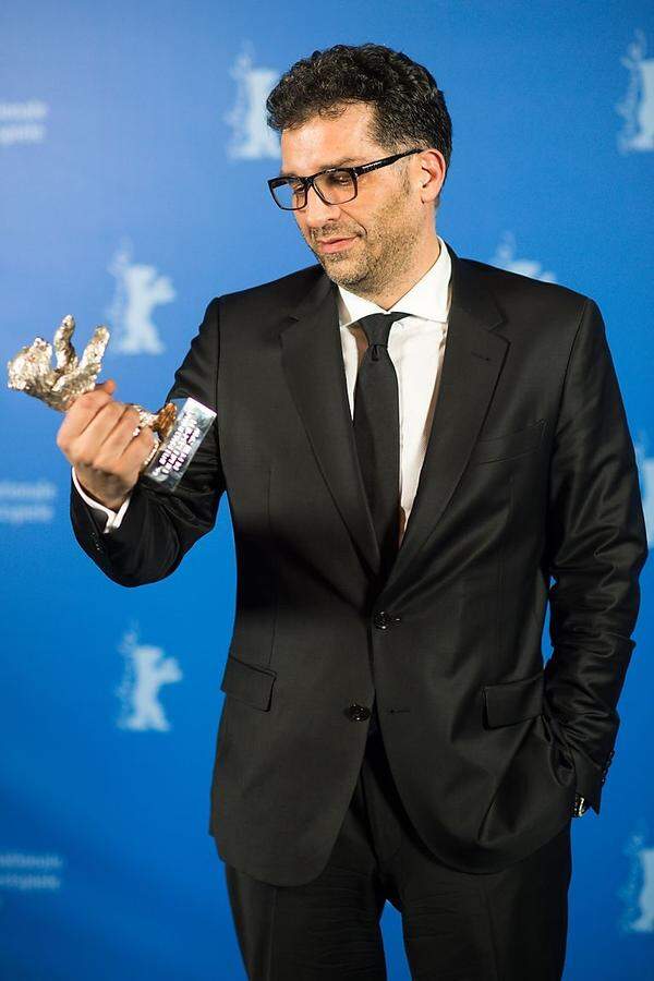 Danis Tanovic taxiert sein Preis-Tier: Der Regisseur wurde für seinen Film "Tod in Sarajewo" mit dem Großen Preis der Jury ausgezeichnet.