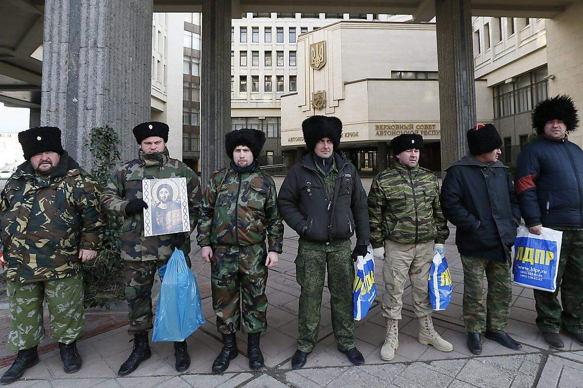 Pro-russische Kossaken mit ihren traditionellen Pelzmützen stehen vor dem Parlament der Krim-Hauptstadt Simferopol Wache.