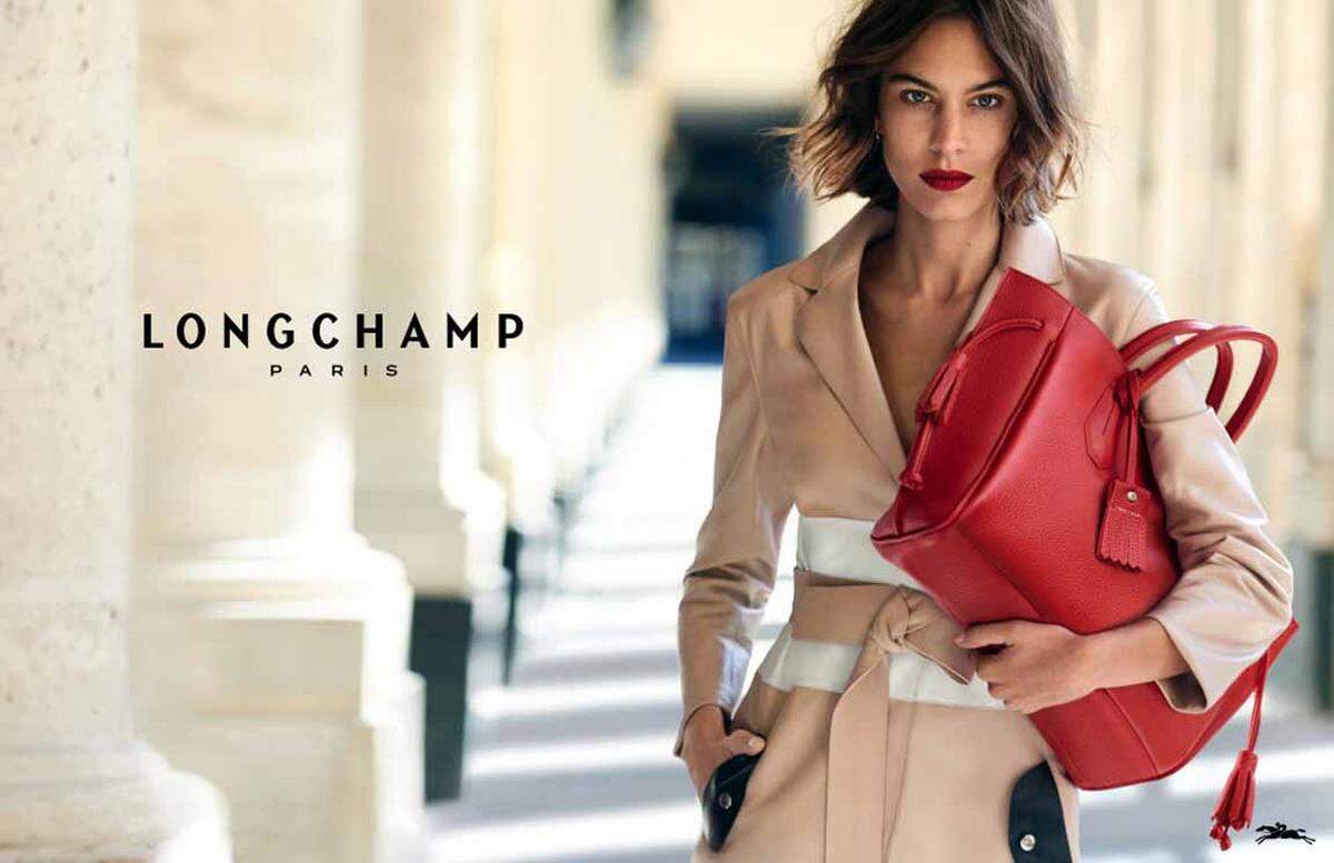 Das britische It-Girl Alexa Chung wurde von Longchamp verpflichtet. Abgelichtet wurde sie von Peter Lindbergh.