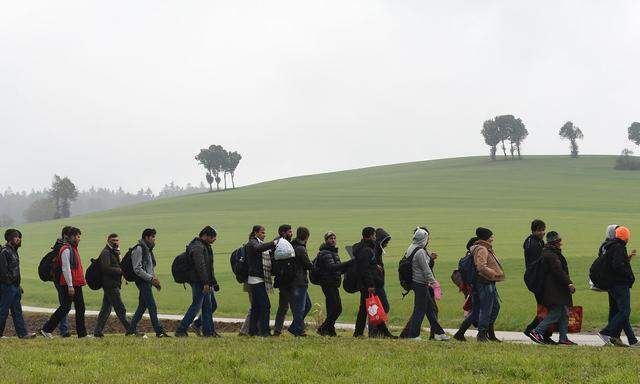 Archivbild aus dem Jahr 2015: Asylwerber an der Grenze zwischen Deutschland und Österreich