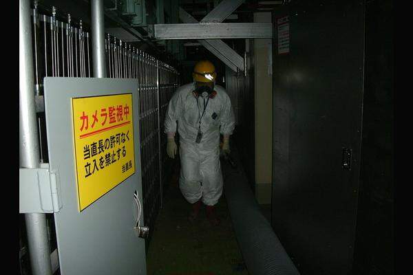 Bei den Reparaturarbeiten in Fukushima gibt es erste kleine Erfolge. Nach Einbau von Filtern betreten Arbeiter erstmals wieder den Reaktor 1. Immer häufiger gibt es Meldungen, dass Arbeiter zu hohen Strahlendosen ausgesetzt sind. Erst jetzt werden sie regelmäßig medizinisch untersucht.