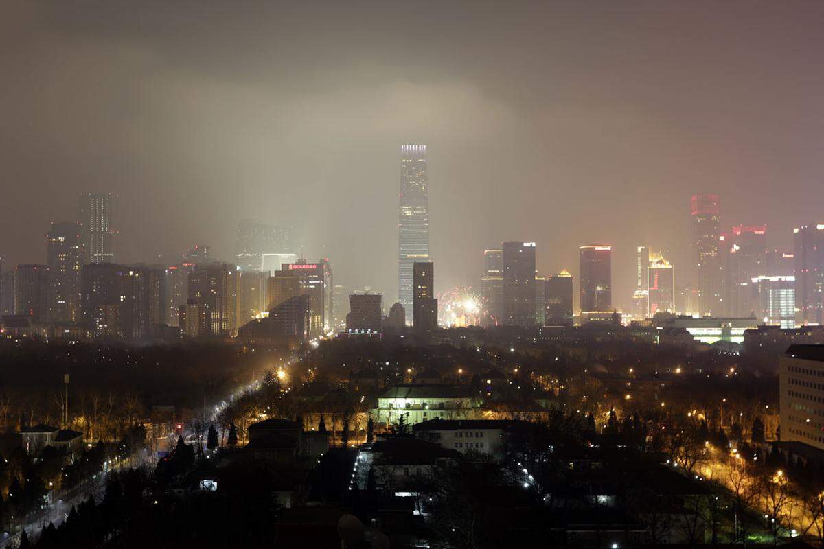 In Peking gehören Gesichtsmasken zum Straßenbild. An manchen Tagen ist der Smog so dicht, dass die Skyline vom Flugzeug aus kaum zu erkennen ist. Derzeit (Mitte März) liegt der Index für die Schadstoffe auf mehr als 350. Der Wert für den besonders gefährlichen Feinstaub liegt damit über dem 14-Fachen des empfohlenen Grenzwertes der Weltgesundheitsorganisation (WHO).